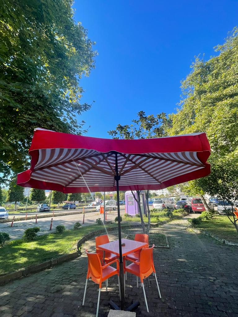bahçe şemsiyesi açık alanda kullanım