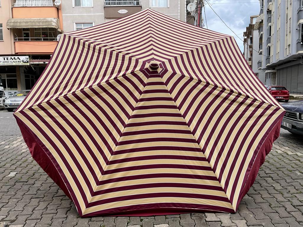 pazarcı şemsiyesi bordo çizgili üstten görünüm